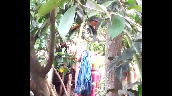 Gadis India Mandi Telanjang Di Sungai