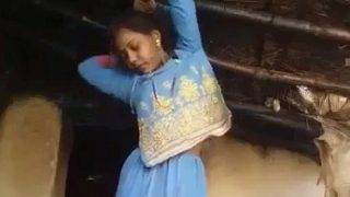 Gadis Desa Bihari Buka-bukaan Dalam Video Panas Sendirian