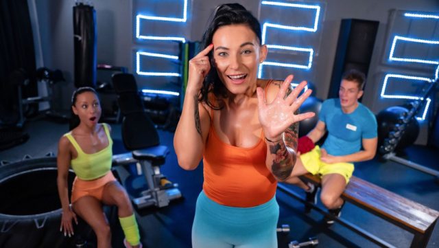 Pesta Tiga Orang Di Gym: Dua Cewek Hot Dan Kontol Besar