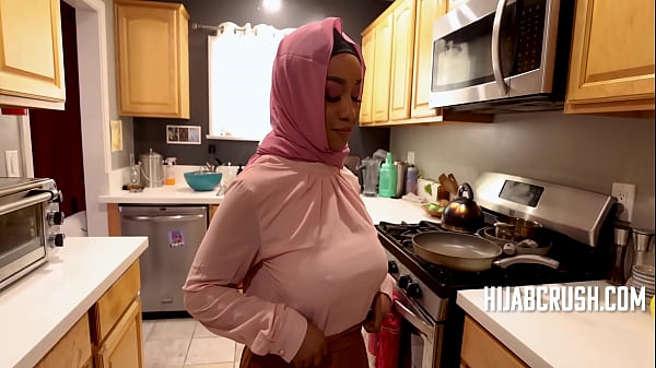 Goyangan Lily Starfire, Hijabnya Iket Kenceng, Tubuh Montoknya Bikin Meleleh