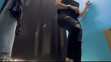 Ganti Baju Di Ruang Ganti, Cewek Rusia Montok Dengan Pentil Nongol.