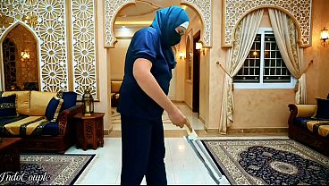 Pembantu Rumah Jilbab Disuruh Isep Kontol Majikan Sampe Habis