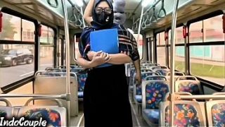 Istri Muslim Pulang Kampus Naik Bus Sendirian, Langsung Digaruk Orang Asing Di Balik Hijabnya.