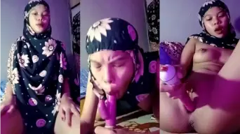 Anggi Si Hijaber Nakal Colmek Sambil Ngintip Di Kamar