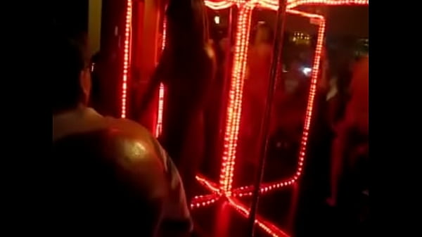 Ngemong Di Bar Striptis Thailand, Goyangannya Bikin Makin Panas