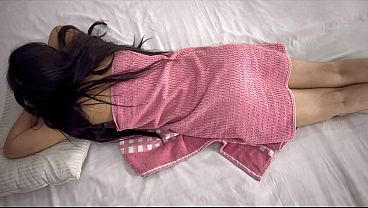 Nri Cewek Bikin Makin Panas, Pantatnya Dipijit Pelayan, Lalu Ngentot Memek Sambil Pantat Gede Digoyang.