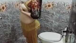 Gadis Gemoy Pakistan Crot Di Kamar Mandi, Basah Kuyup Sambil Mainin Diri Sendiri.