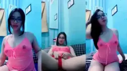 Lea Buka Kaki Lebar, Uting Coklat Imut Bikin Ngiler