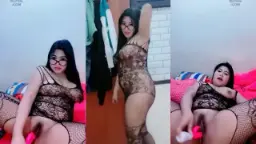 Mbak Montok Pake Lingeri Bolong-bolong Sambil Colmek Sampe Basah.