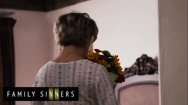 Keluarga Mesum – Milf Nakal Dee Williams Ngajarin Anak Tirinya Robby Echo Cara Makan Dan Ngentot Memek Cewek Beneran