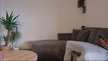 Ibu Tiri Ngeliatin Kontol Tegang Anak Tiri Pas Bersihin Rumah, Langsung Bantu Keluarin Air Mani Di Pantat Gede Bundarnya.