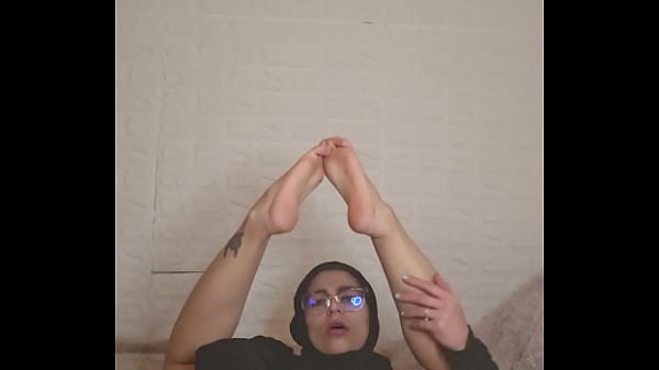 Ibu Rumah Tangga Arab Mia Pamer Kaki Di Bawah Niqab, Bikin Nafs!