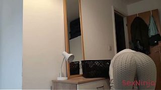 Sengaja Pamer Kontol Tegang Ke Ibu Tiri Biar Dia Ngeliat.