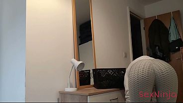 Sengaja Pamer Kontol Tegang Ke Ibu Tiri Biar Dia Ngeliat.
