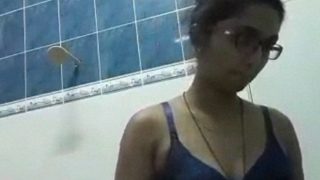 Cewek Tamil Perawat Buka-bukaan Sambil Colmek Memek Bulu Lebat
