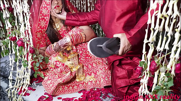 Malam Pertama Pernikahan India, Ciuman Basah Di Ranjang Pengantin, Gaya Hot Dalam Bahasa Hindi