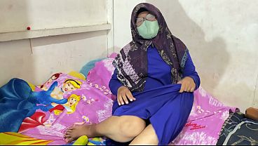 Wanita Berhijab Lagi Mainin Diri Sendiri, Nafasnya Berat, Badan Bergoyang Nikmat.