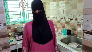 Selagi Istri Pergi, Suami Brengsek Ngewe Pembantu Hijab Di Rumah Kosong.