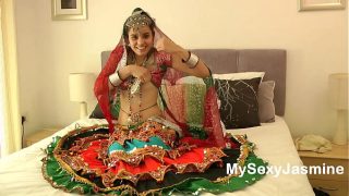 Cewek India Gujarat Jasmine Mathur Goyang Garba Bikin Makin Pengen